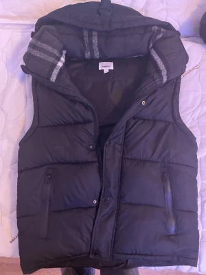 Burberry jacka/väst - Burrbury jacka dom kan bli till väst är bra nu till våren fraktar samma dag om du köper mellan 08:00-20:00