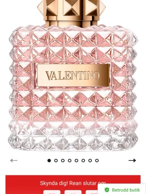 Valentino parfym med rosa glasflaska - Exklusiv parfym från Valentino i en lyxig glasflaska med pyramidmönster och rosa nyans. Flaskan har en elegant guldplatta med logotyp och ett coolt guldigt lock med nitar. Perfekt för dig som vill ha en snygg detalj på sminkbordet.