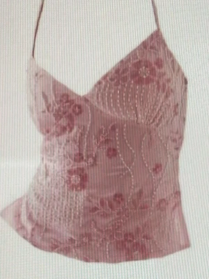 Rosa blommig spetslinnetopp - Söt rosa linnetopp med tunna axelband och blommigt spetsmönster. Toppen har en v-ringad skärning och är figurnära, perfekt för att lyfta din outfit med en romantisk touch.