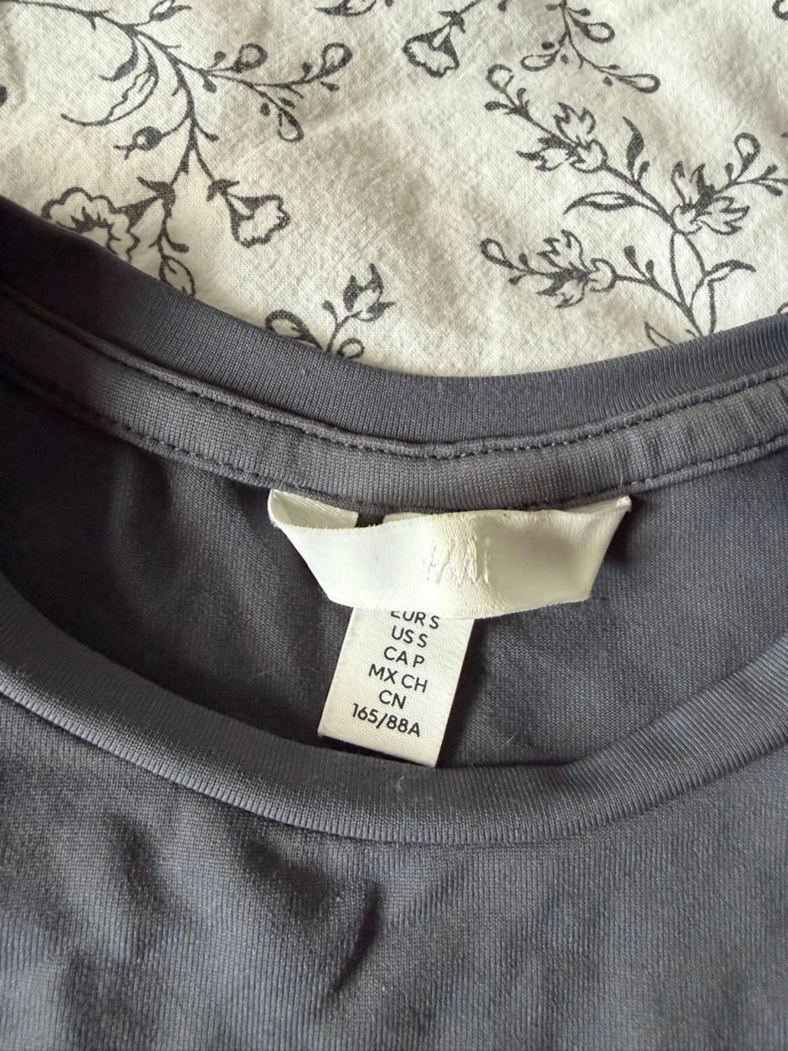Grå tight t-shirt - 1