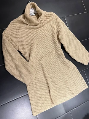 MADLADY beige klänning, storlek M - Stickad knälång klänning med hög krage. Från madlady i mycket fint skick!