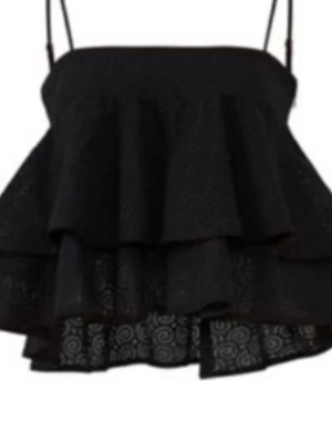 Svart volangig linnetopp - Säljer en svart linnetopp med tunna axelband och dubbla volanger. Toppen har en luftig passform och ett diskret mönster i tyget som ger en extra detalj. Perfekt att styla med jeans eller kjol.