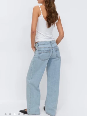 Ljusblå wide low waist jeans från Gina Tricot - Helt nya bara använda 1 gång, säljer då dom inte kommer till användning💕Nypris 400  Skriv om ni har frågor!☺️