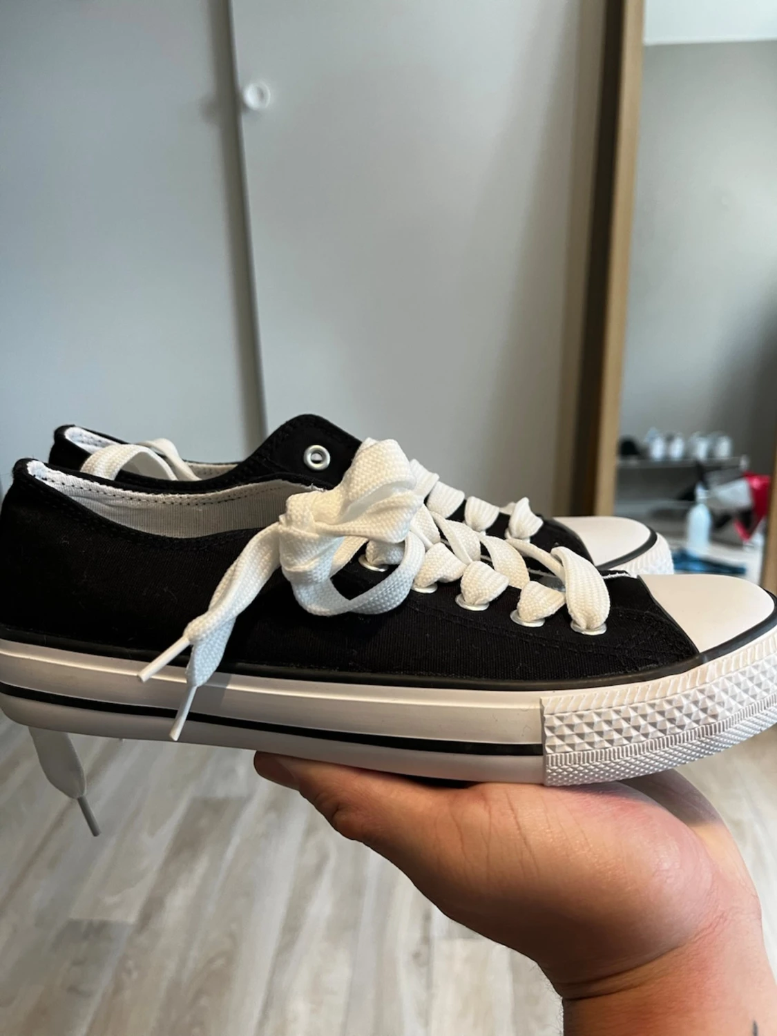 Svarta låga sneakers med vit sula - 1