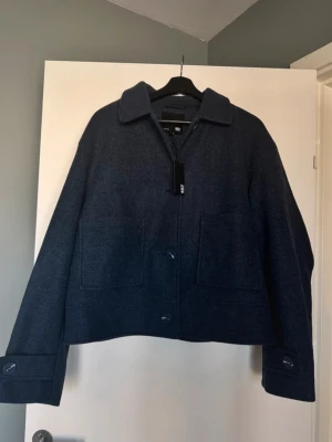 Jacka  - Säljer en helt ny jacka som aldrig är använd. Superfin. 