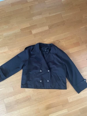 Kort svart trenchcoat från vero Moda  -  Storlek xl, men själv använder jag S och den passar väldigt bra. Skulle säga liten i strl. 