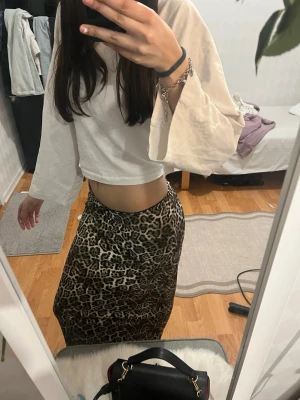 Leopardmönstrad långkjol - Säljer en långkjol med leopardmönster i bruna, Den är jättefinnnn!!! Och bekväm men ja har tyvärr använt den bara 1 gång eftersom den är kort💕