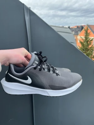 Golf skor  - Nike skor till för golf, storlek 42 men sitter mindre, användt någon enstaka runda så bra skick förutom lite smutsiga, säljer för att de är för små, skriv vid frågor!