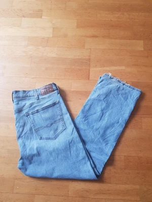 Levi's Denizen - Ljusblå jeans från Denizen med klassisk femficksdesign och raka ben. Jeansen har en snygg, enkel bakficka med dekorativ söm och en läderpatch med logga i midjan. Materialet är denim i bomull och bensluten är råa och fransiga för en trendig look.