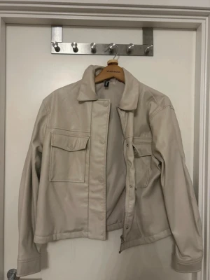 Beige skinnjacka - Snygg beige skinnjacka H&M