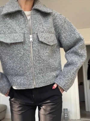 Grå kroppad jacka - Supersnygg jacka perfekt för en fin vårdag eller en utgång! Knappt använd