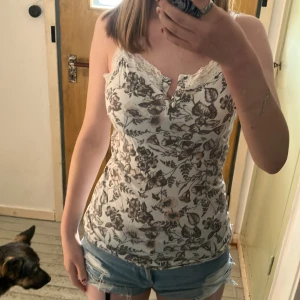 Linne - Jättefint men jag använder inte linnen så jag säljer det. Finns lösa trådar vid knapparna  🤍 Tryck inte på köp, kontakta mig först!