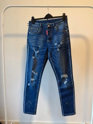 Disquared jeans - Ett bar jeans från DSQ. Dessa är vädligt snygga och nya. Det är som ett par 30:31 byxor.