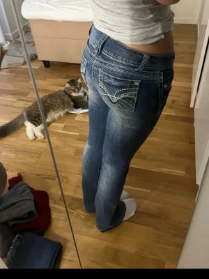 Lågmidjade jeans  - Jättefina Lågmidjade vintage jeans! Älskar dessa jeans men säljer de eftersom de har ett litet hål vid knät och kan inte sy. Köpta på departamental för ca 800kr. Pris kan diskuteras.