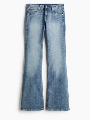 Blå bootcut jeans med utsvängda ben - Säljer ett par ljusblå bootcut jeans med klassisk femficksmodell och utsvängda ben. Jeansen har en snygg tvätt och normal midja. Perfekta för dig som gillar retrovibbar och vill ha en avslappnad men trendig look.
