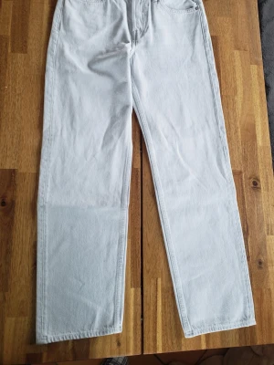 Herrjeans från H&M st 28/30 - oanvända - Säljer två par herrjeans, ett par ljusgråa och ett par mörkgråa. Båda är av modellen straight regular fit. Båda är helt oanvända! Det ena paret har lapparna kvar, på det andra paret hann han tyvärr dra av lapparna innan provning. Säljes pga att min son aldrig gillat dem och de har sedan jag köpte dem för ett par år sedan legat i garderoben och nu är det för sent att returnera dem. Nypris var 449 kr/st.
