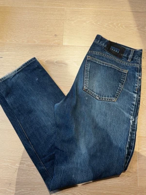 Mörkblå raka jeans från Kenzo - Ett par schyssta jeans från kenzo i en rak passform, skicket är bra. Strl är 33, bara att skriva om ni undrar något!