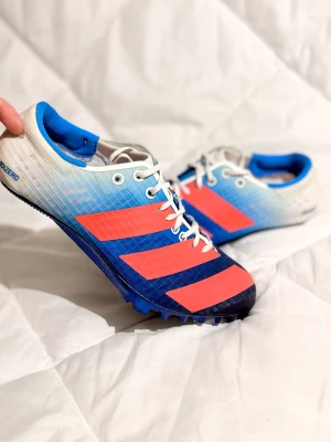 Adidas Adizero Finesse springskor - Adidas Adizero Finesse spikskor för sprint (unisex). Bara använda två gånger inomhus. Utmärkt skick, inga skrynklor. Storlek EU 37 ⅓ Säljer för 50€ (kostade 120€ i butik)