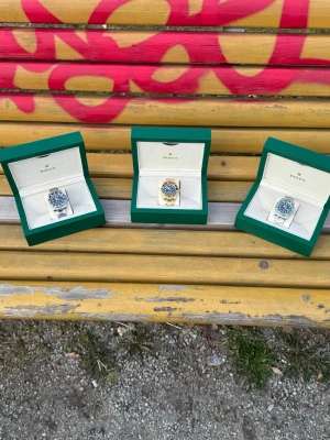 Herrklocka  - Helt ny och oanvända klocka med automatiskt rörelse. Klockan har korrekt vikt och är tillverkad i samma högkvalitiva stål. Tveka inte att höra av er vid frågor eller bilder. Endast klockan ingår i priset. Om ni är intresserade av box eller box tillsammans med certifikat, vänligen kontakta oss så kan vi diskutera ett pris