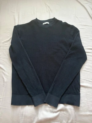 Mörkblå långärmad tröja från Zara - Mörkblå/marinblå stickad tröja från Zara i storlek S