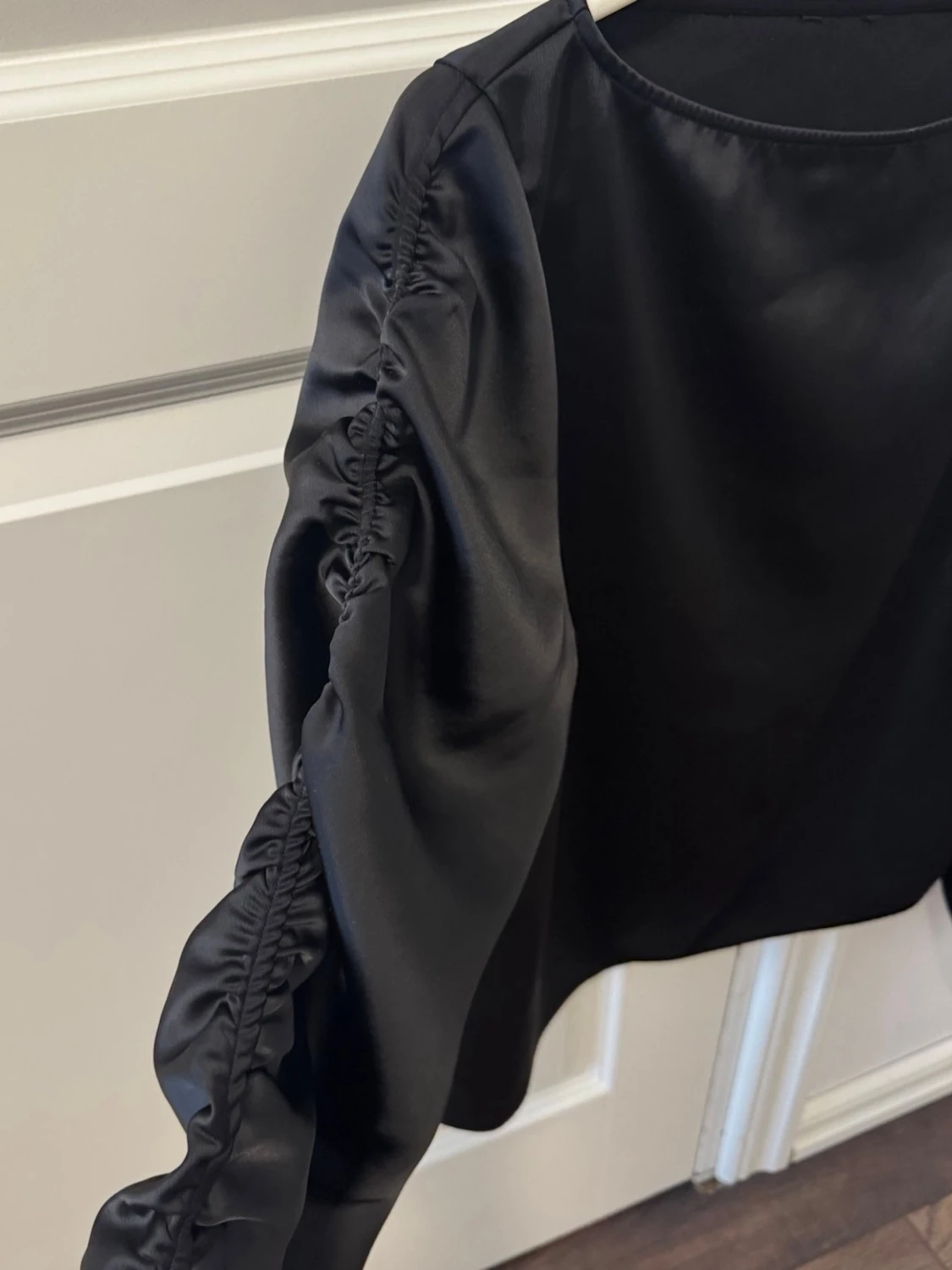 Svart satinblus med puffärmar - 1
