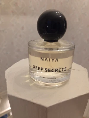 NAIYA Deep Secrets parfym - En  parfym från NAIYA med doften Deep Secrets. [good girl] endast testad, kartongen finns.