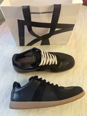 Maison Margiela  - Maison Margiela gats storlek 43) välanvända men i väldigt bra skick. Detta är ett par skor som håller länge. Och blir desto finare av mer användning, det du får när du köper är enda skorna och extra tillbehör som skosnören har jag tyvärr slarvat bort