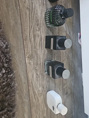 Parfymer - Azzaro 95% valentino 95% ysl 55% ysl 75% lacoste 90% 2500 för allihopa. Det är fem parfymer. Tog en dålig bild