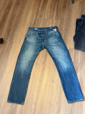 Replay Deryck - Blåa Replay jeans. Använda men i bra skick 