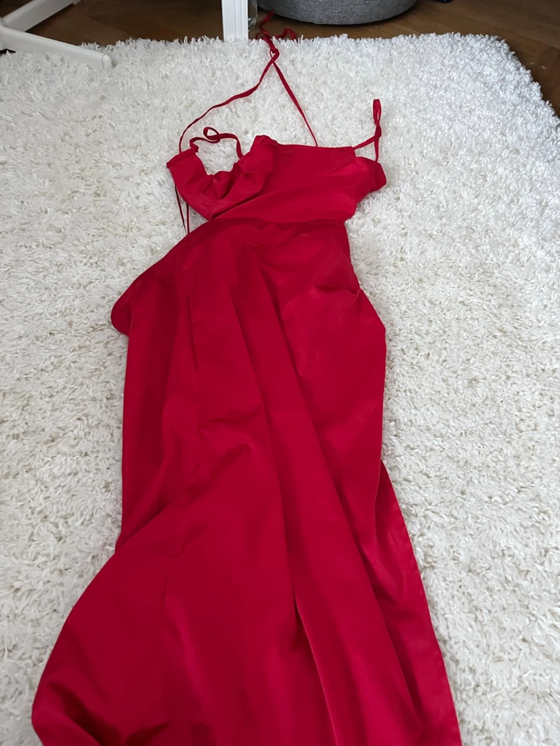 Röd långklänning med smala axelband