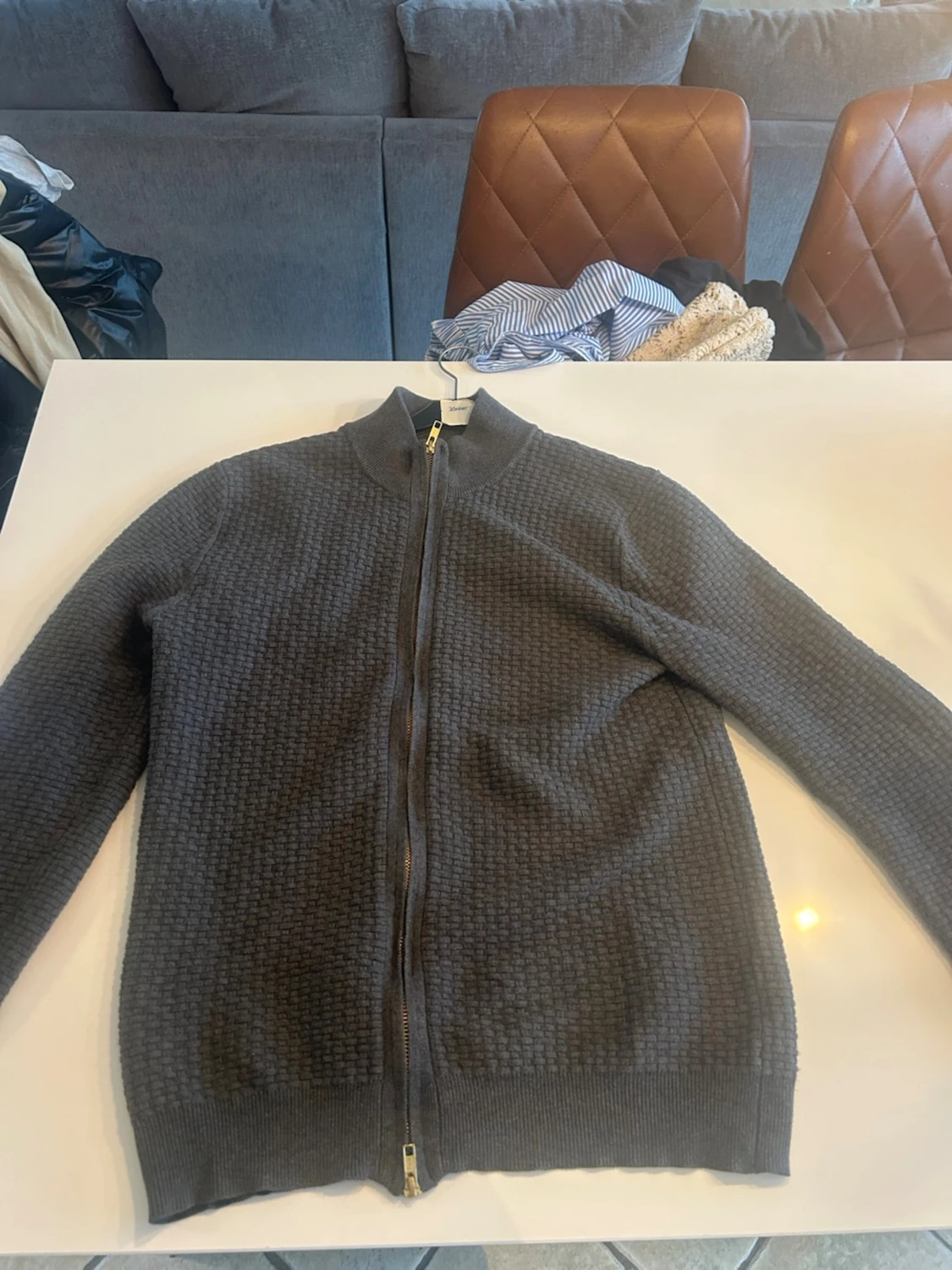 Mörkgrå ziptröja med strukturmönster