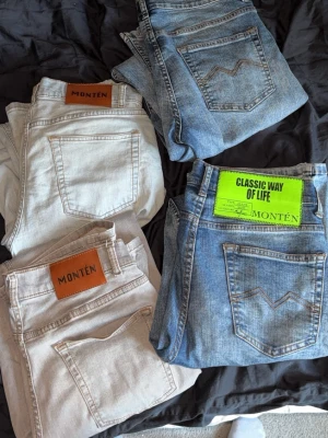 4x Montén Jeans Paket - Säljer dessa 4 monten jeans. De 2 till vänster är 30/30 och de andra 2 är 30/32, skulle säga att de alla sitter likadant. Köp alla 4 för 300kr eller ett par för 100kr styck. Passformen är typ regular med lite bootcut. 