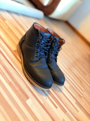 Svarta Canada snow kängor  - Säljer ett par Canada Snow stövlar i navy blue, storlek 41. Varmfodrade och perfekta för vinterbruk. Skorna är i bra skick och har använts varsamt.  ✔ Storlek: 41 ✔ Färg: Navy Blue ✔ Märke: Canada Snow ✔ Skick: Bra skick med normalt slitage  Bekväma, varma och med bra grepp för snö och kyla. Rengjorda och redo att användas direkt. Hör av dig om du vill ha fler bilder eller har frågor.