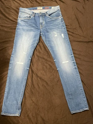 Ljusblå jeans med slitningar från crocker  - Säljer ett par ljusblå jeans från crocker. Storlek W32 L32. Jeansen är endast använda vid 2 tillfällen och är i princip ny skick. Pris kan diskuteras. Bara att höra av sig vid minsta fundering.🤗