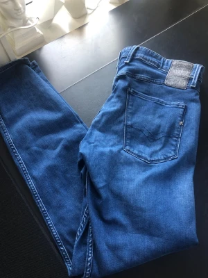 Replay Anbass - Säljer ett par riktigt snygga Replay Anbass.Storleken på jeansen är W34, L32. Passar XS/S/M. Perfekta till vardagslooken och passar till det mesta. Säljs för 249kr pga att jag inte får användning av dem och nypris är 1500-1800kr! ☺️