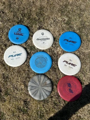 Samling discgolfdiscar olika märken - Säljer ett gäng discgolfdiscar i olika färger och modeller från märken som Discmania, Latitude 64, Westside Discs och Innova. Discarna är i blått, vitt, rött och grått plastmaterial, med tryck och loggor på ovansidan. Perfekt för dig som vill utöka din discgolfarsenal. Du får 8 putters, tre midrange och 4 fairway drivers
