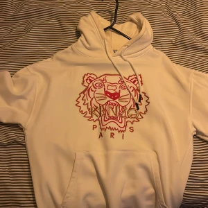 Vit Kenzo hoodie - Säljer en vit hoodie från Kenzo med ikonisk tigerbrodyr i rött och guld på bröstet. Storlek L men kan passa en M