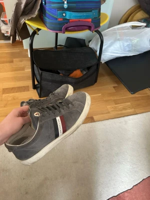 Moncler skor - Snygga gråa blåa sneakers från Moncler i mocka, skorna är i bra skick bara lite smutsiga, storlek 42-43 man får bara med skor, pris kan diskuteras!