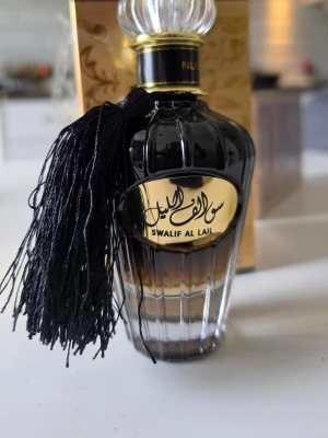 ✨ Swalīf Al Lail – exklusiv parfym från Dubai - Lyxig och intensiv doft från Dubai – en riktig statement-parfym för dig som vill sticka ut. Elegant flaska med exklusiv känsla. 🌙 Full flaska – ny (endast öppnad) 🌙 Stark & långvarig doft 🌙 Perfekt för kväll & speciella tillfällen Noter: Topp: Kryddor Hjärta: Oud, blommiga toner Bas: Amber, mysk, trä #parfym #oud #dubai #lyx #doft