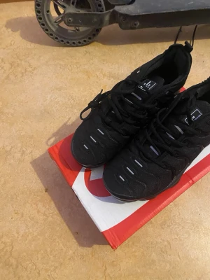 Nike Air Vapormax Plus svarta skosnöre -  Fina Nike air Viper Max skor snöre de passar till allt fint och du kan också ha dem till annat. 