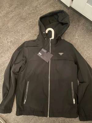 P jacka - Stilren p jacka som är perfekt nu inför sommarn som håller dig varm på sommarkvällrna eller regniga och blåsiga dagar. Tveka inte på att höra av dig. Pris kan diskuteras vid snabb affär. (Fraktar 1h efter köp)!!