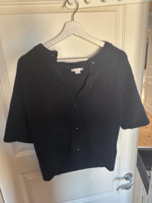 En söt kort ärmig kofta från Gina - Blå kortärmad söt kofta bra skick från Gina tricot