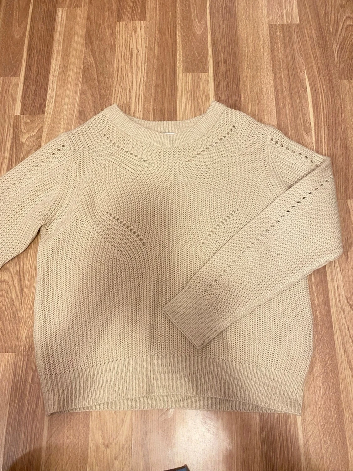 Beige stickad tröja med hålmönster