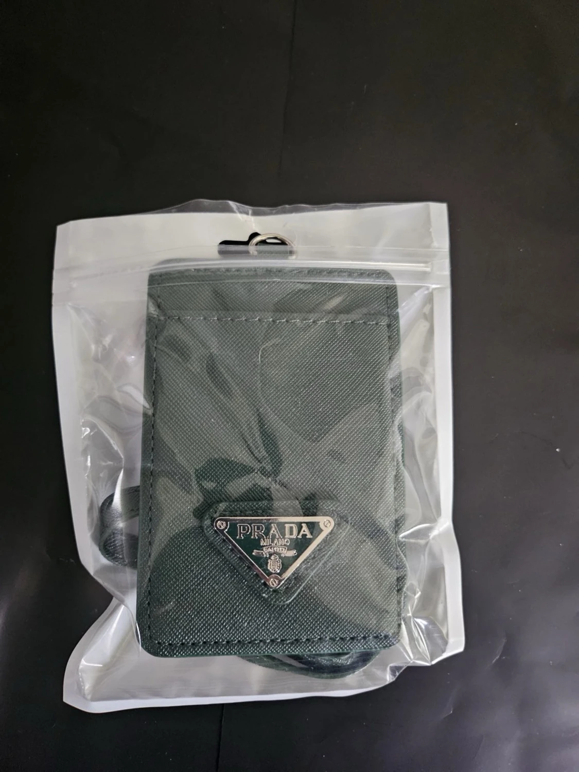 Grön plånbok med axelrem