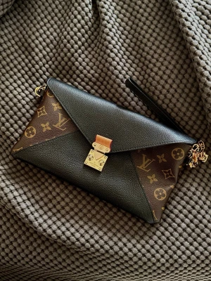  kuvertväska monogram - Snygg kuvertväska