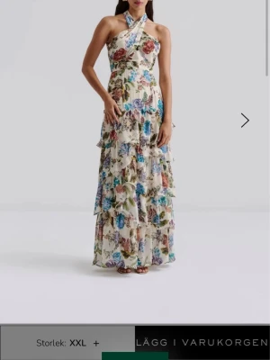 Blommig fler färgad maxiklänning från Malina - Helt slut på hemsidan! Bara testad så ny med lapp och kvitto🤗