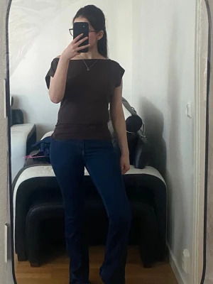 Mörkblå low Waist bootcut Gina tricot Jeans - Jag köpte dem från Nelly, hade ingen aning att de skulle vara för små för mig. Men som ni kan se dem är använda då min syster använt dem. Köpte dem från NELLY, de är low waisted