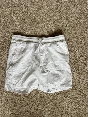 Jack & Jones shorts  - Linne shorts perfekt till sommaren för en stilren look! 