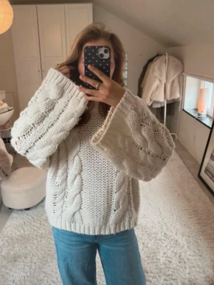 kabelstickad tröja från nakd - suuuuperfin tröja i fint skick! Något pillig men går att få bort🌸🫶🏼