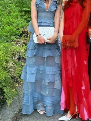 ljusblå balklänning med volanger  - Så nice lång ljusblå balklänning från True Descendace!!💞💞💞Precis som ny då vi kemtvätts den! Kan diskutera priset💞💞💞